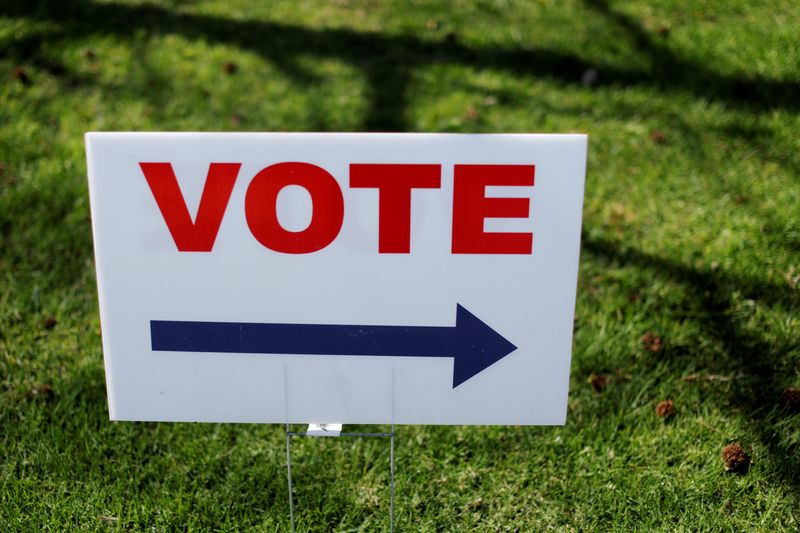 © Reuters. FILE PHOTO: A Vote sign directs voters to an early polling station for the March 3 Super Tuesday primary in Santa Ana California