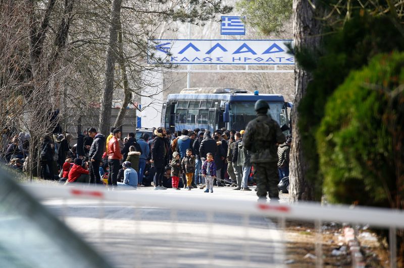 © Reuters. الشرطة اليونانية تنتشر على الحدود مع تركيا لمنع المهاجرين