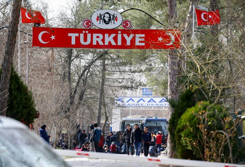 © Reuters. المفوضية الأوروبية: نتوقع من تركيا احترام تعهداتها بشأن تدفق الهجرة