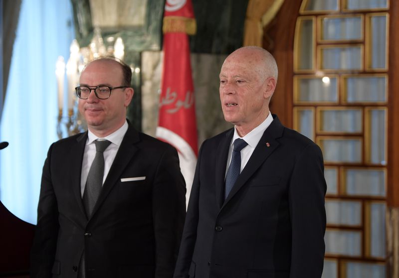 رئيس وزراء تونس الجديد يتسلم الحكم و يريد استقرارا سياسيا لانعاش الاقتصاد
