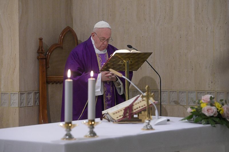 © Reuters. Papa Francisco durante missa no Vaticano