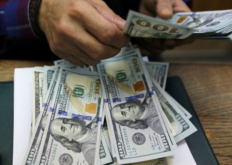 Dólar supera R$4,50 em dia volátil marcado por formação da Ptax e temores sobre coronavírus