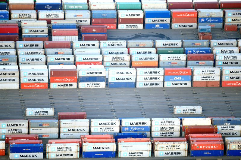 © Reuters. FOTO DE ARCHIVO: Los contenedores son vistos en una terminal del puerto de Hamburgo, Alemania