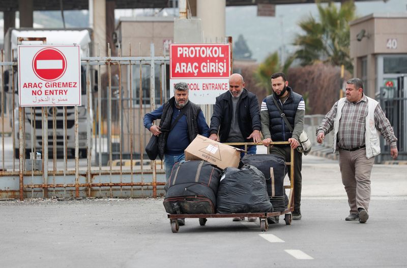 © Reuters. Un grupo de sirios entra a Turquía a través del paso fronterizo de Cilvegozu, en Reyhanli, Turquía.