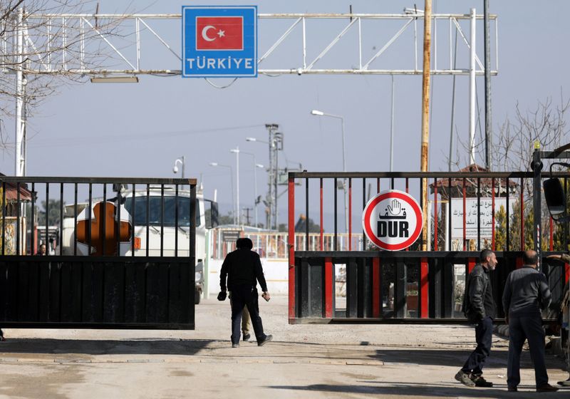 Turquia abre fronteira para refugiados sírios irem à Europa após ataque matar soldados