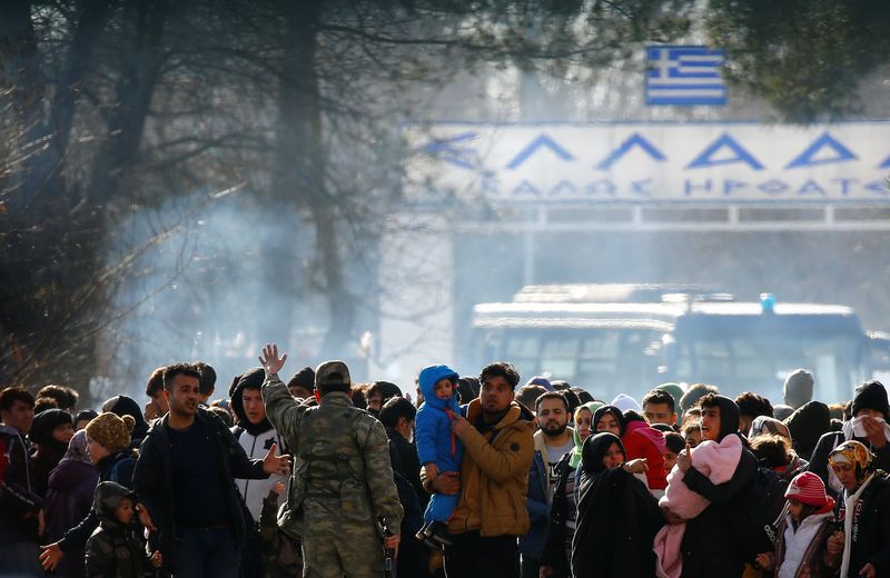 تركيا تقول فتح الحدود أمام المهاجرين لن يضر العلاقات مع الغرب