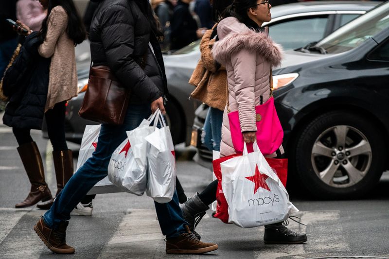 إنفاق المستهلكين الأمريكيين يتباطأ في يناير