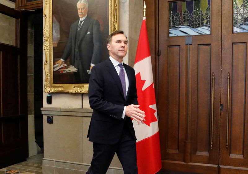 © Reuters. FILE PHOTO: Canada's Minister of Finance Bill Morneau arrives to speak to the news media in Ottawa