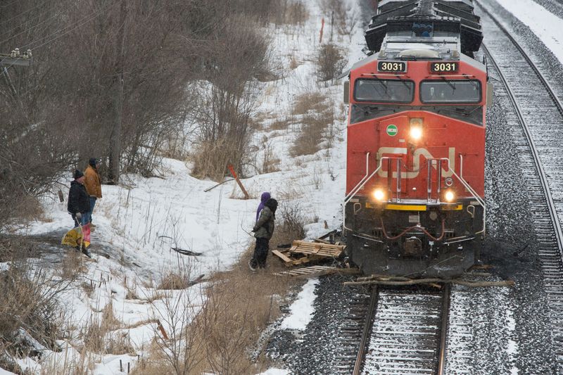 Canadian National Railway starts calling back employees laid off during rail blockade