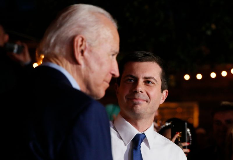 © Reuters. Former Democratic 2020 U.S. presidential candidate Buttigieg endorses former U.S. Vice President Biden's campaign for U.S. president during a Biden campaign event in Dallas