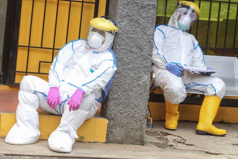 &copy; Reuters. Foto del miércoles de trabajadores de salud descansando tras hacer una serie de controles de coronavirus en Yakarta, Indonesia