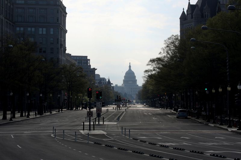 © Reuters. El distrito del centro de Washington, mirando hacia el este hacia el Capitolio de los Estados Unidos, permanece en gran parte vacío para tratar de limitar la propagación de COVID-19 durante la pandemia de la enfermedad por coronavirus en Washington