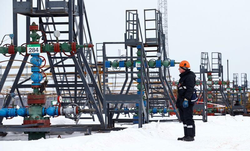 &copy; Reuters. Работник Иркутской нефтяной компании на Ярактинском месторождении