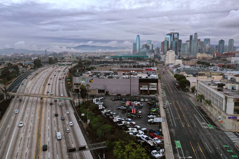 &copy; Reuters. Roads leading into downtown Los Angeles are emptier than usual during morning rush hour as the spread of the coronavirus disease (COVID-19) continues, in Los Angeles