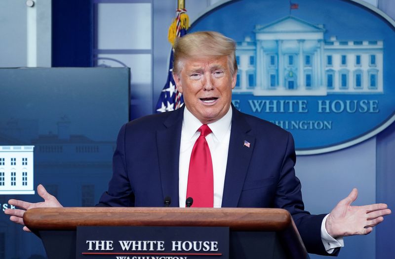© Reuters. El presidente de los Estados Unidos, Trump, dirige una sesión informativa diaria de respuesta al coronavirus en la Casa Blanca en Washington