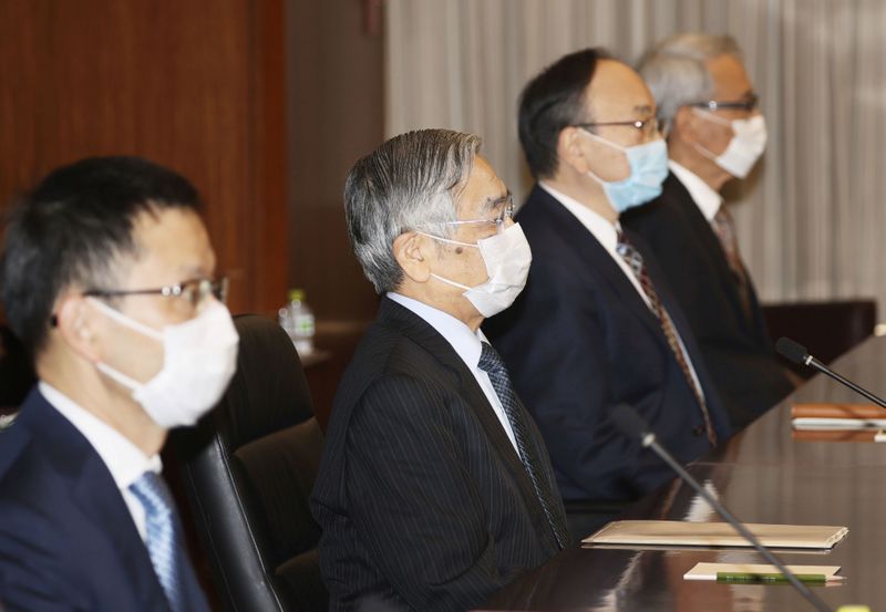 © Reuters. Bank of Japan Governor Kuroda wearing a protective face mask attends a quarterly meeting of the Bank of Japan's regional branch managers during the outbreak of the coronavirus disease (COVID-19) in Tokyo
