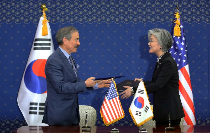 &copy; Reuters. FILE PHOTO: South Korean Foreign Minister Kang Kyung-wha and U.S. Ambassador to South Korea Harry Harris, exchange documents at the Foreign Ministry in Seoul