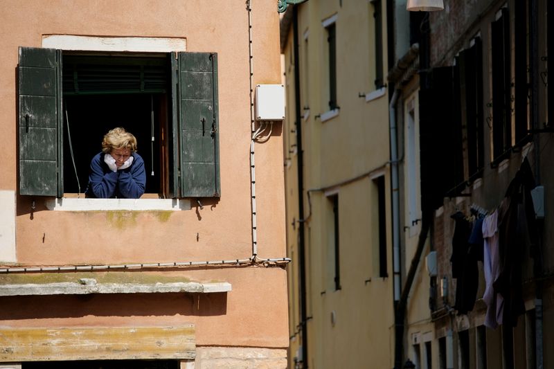 &copy; Reuters. FILE PHOTO: New restrictions to prevent the spread of the coronavirus disease (COVID-19), in Venice