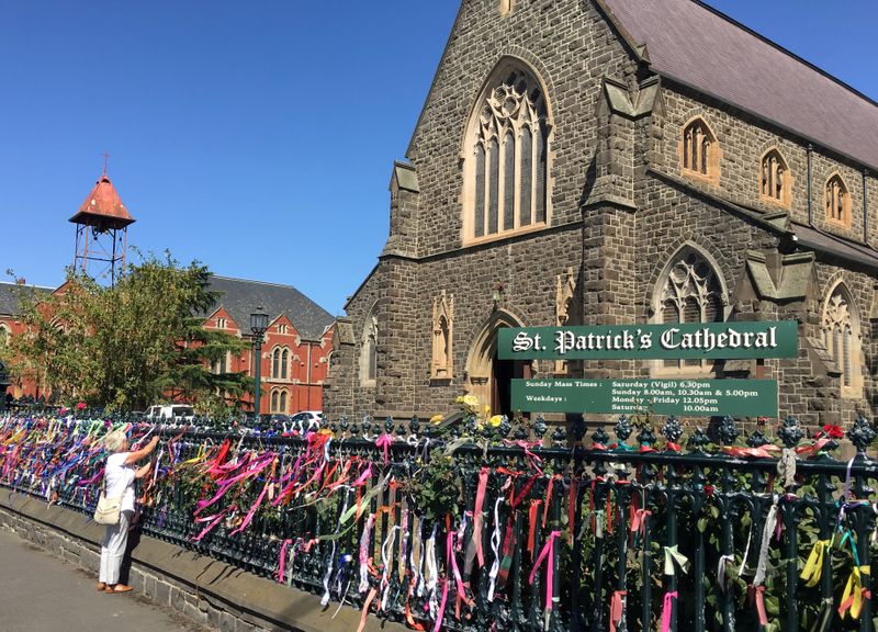 &copy; Reuters. FILE PHOTO: Resident puts a ribbon on the fence of St Patrick&apos;s Cathedral in Ballarat