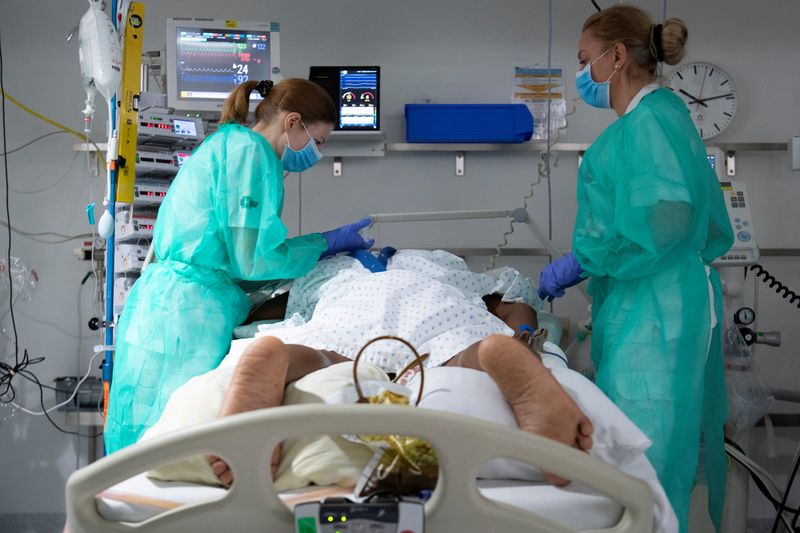 &copy; Reuters. FILE PHOTO: Staff treat a patient in the intensive care unit at the CHUV in Lausanne