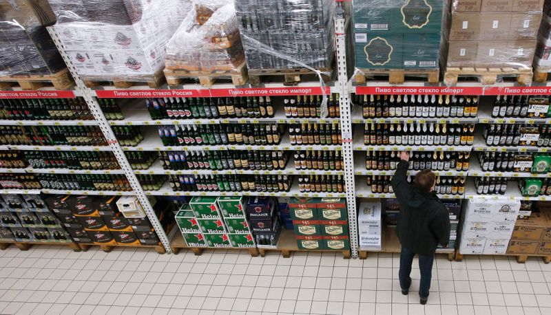 &copy; Reuters. Покупатель в отделе алкогольных напитков в гипермаркете Ашан в Москве