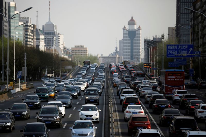 © Reuters. FILE PHOTO: Cars are seen in a traffic jam during evening rush hour in Beijing
