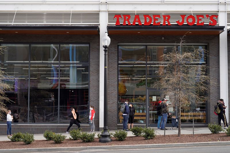 &copy; Reuters. People cover their faces as they wait to enter a grocery store in Washington