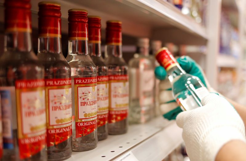 &copy; Reuters. Funcionário coloca garrafas de vodca em prateleira de supermercado em Moscou