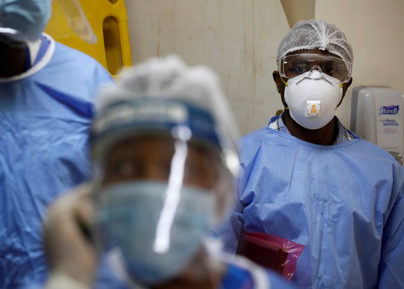 &copy; Reuters. Funcionários de saúde fazem simulação de tratamento de coronavírus em Nairóbi, no Quênia