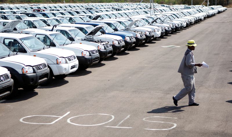 &copy; Reuters. FILE PHOTO: A worker walks near a row of cars at Nissan&apos;s manufacturing plant in Rosslyn