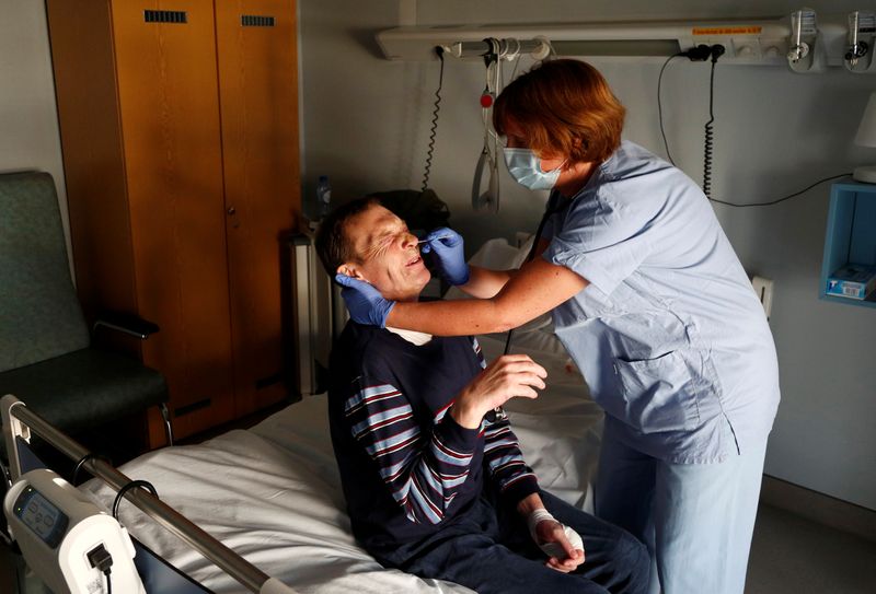 &copy; Reuters. Foto del martes de la médica belga Elisabeth Lenoir tomando una muestra a un indigente para hacerle la prueba de coronavirus en un hospital cerca de Arlon, en Bélgica