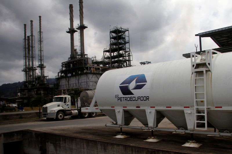 &copy; Reuters. Vista del complejo refinero Esmeraldas de Petroecuador. FOTO DE ARCHIVO. REUTERS/Daniel Tapia