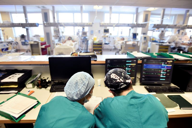 &copy; Reuters. Funcionários de hospital em unidade de terapia intensiva em Varese, na Itália
