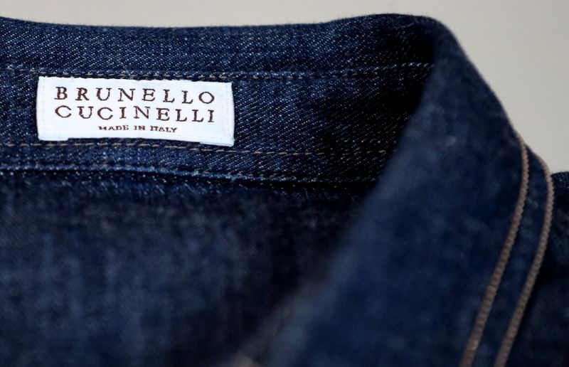 &copy; Reuters. Il logo Brunello Cucinelli su una camicia