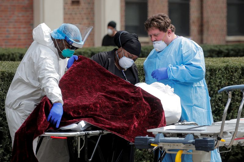 © Reuters. Profissionais da saúde transferem corpo de pessoa morta pelo Covid-19 no Kingsbrook Jewish Medical Center, no Brooklyn, Nova York