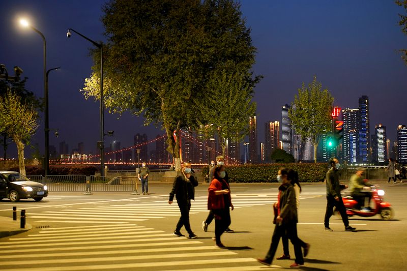 &copy; Reuters. Pessoas usando máscaras de proteção em Wuhan
