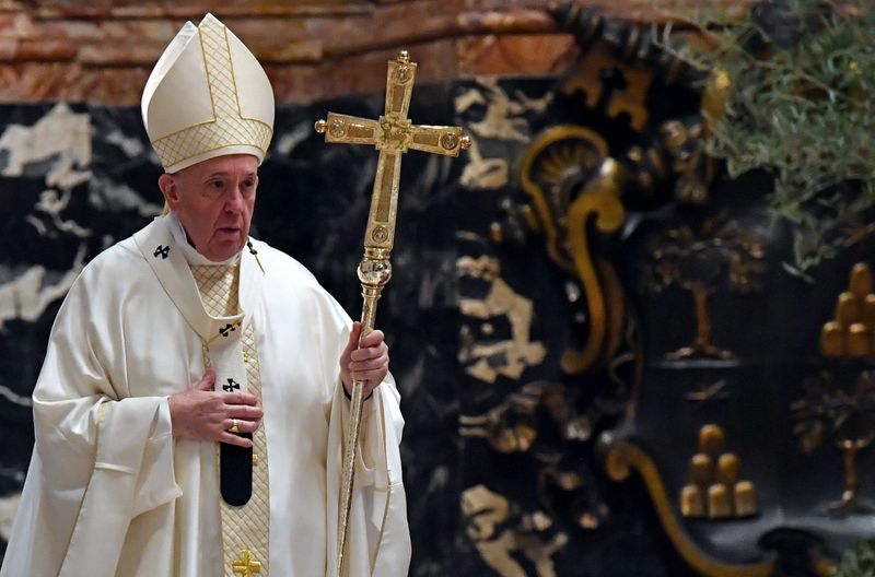 &copy; Reuters. Pope Francis holds a Mass on Holy Thursday at the Vatican