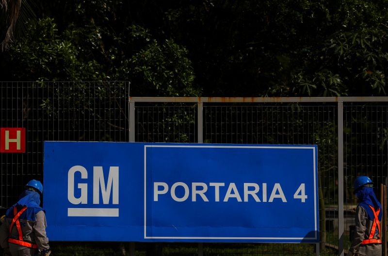 © Reuters. Entrada de fábrica da General Motors em São José dos Campos (SP)