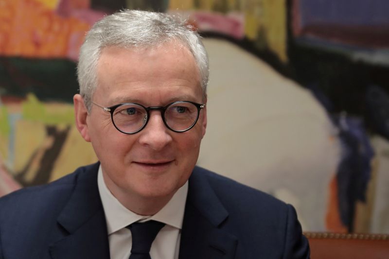 &copy; Reuters. FOTO DE ARCHIVO: El ministro de Finanzas francés, Bruno Le Maire,  durante una reunión con su homólogo griego Christos Staikouras en el Ministerio de Finanzas en Atenas.