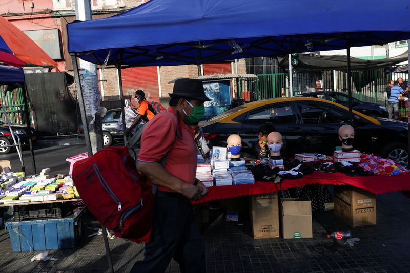 © Reuters. Se observa un puesto con elementos de seguridad en el mercado callejero, durante una cuarentena preventiva después del brote de la enfermedad por coronavirus (COVID-19), en Santiago