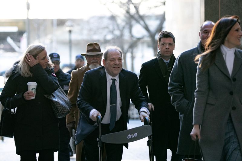 &copy; Reuters. FILE PHOTO: Film producer Harvey Weinstein arrives at New York Criminal Court for his sexual assault trial in the Manhattan borough of New York City