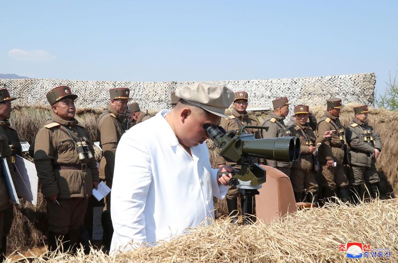 &copy; Reuters. زعيم كوريا الشمالية يشهد تدريبا عسكريا قبل اجتماع للمجلس الوطني