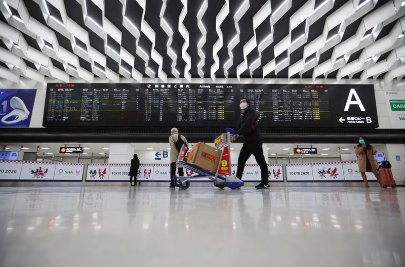 &copy; Reuters. 成田空港の滑走路1本を一時閉鎖へ、航空機発着回数の激減で