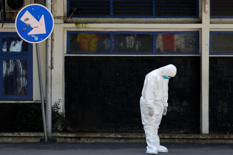 © Reuters. FILE PHOTO: Outbreak of the coronavirus disease (COVID-19) in Bogor, Indonesia