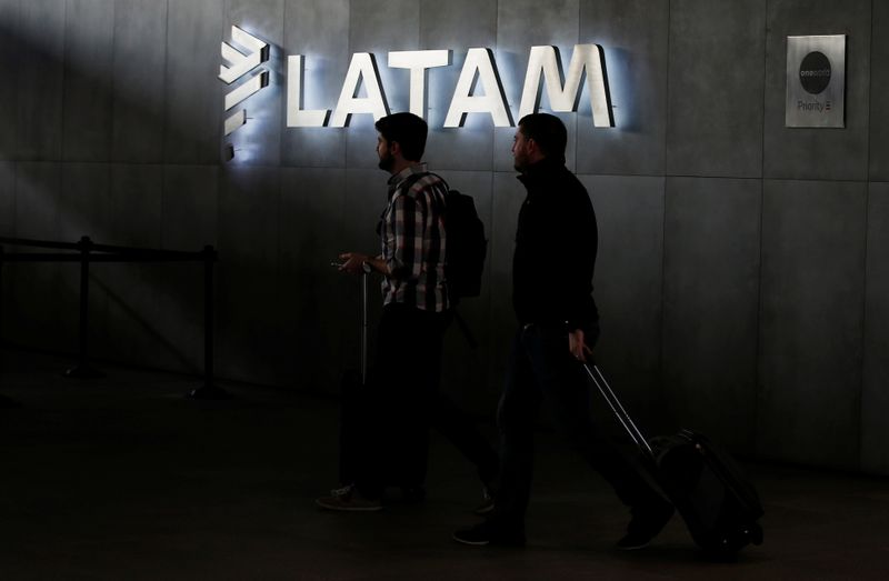 &copy; Reuters. FOTO DE ARCHIVO: El logo de LATAM Airlines en el aeropuerto internacional de Santiago, Chile, el 25 de abril de 2019
