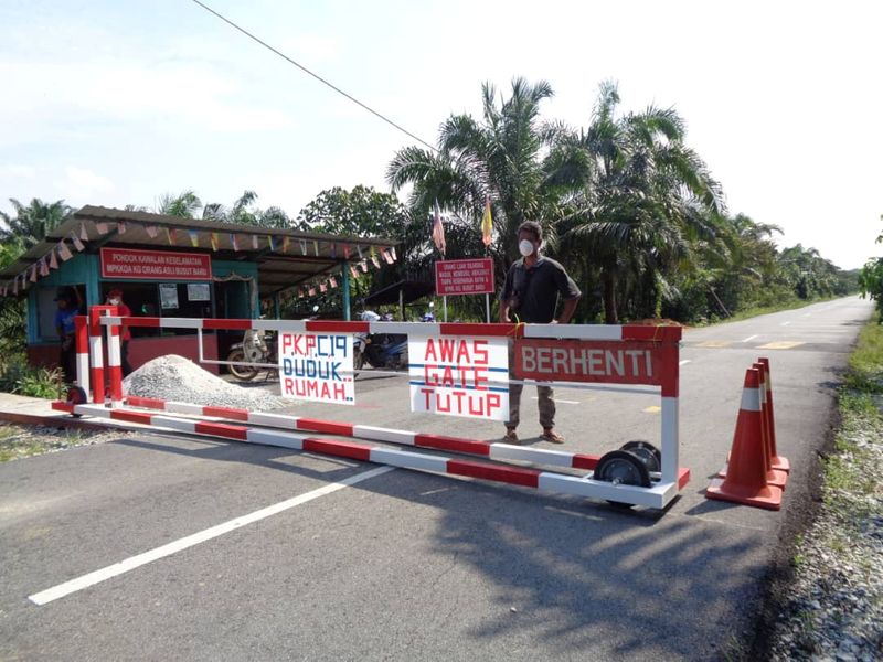 &copy; Reuters. FILE PHOTO: Local villager Arifin Anak Mingok stands behind a roadblock set up in Busut Baru village in Hulu Langat, Selangor State, Malaysia