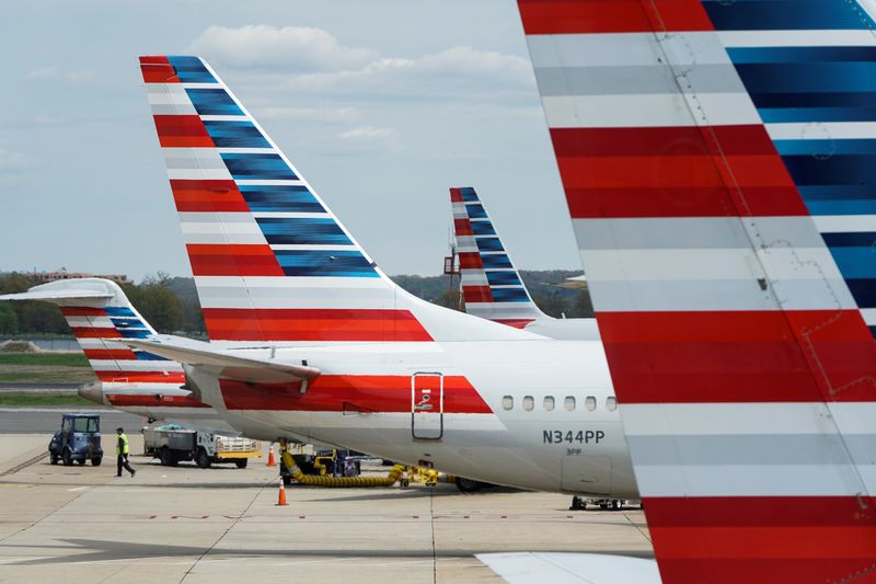 &copy; Reuters. Imagen de archivo de aviones de American Airlines estacionados en el Aeropuerto Nacional Ronald Reagan de Washington, EEUU.