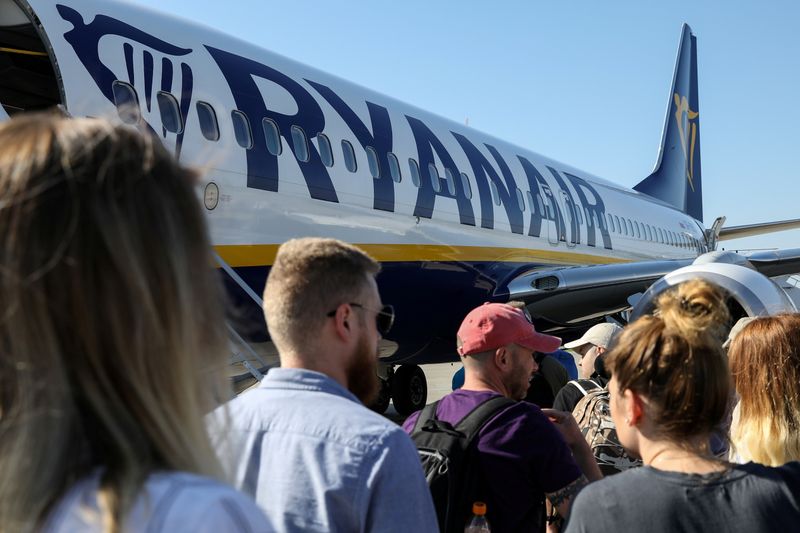 &copy; Reuters. FILE PHOTO: Passengers board a Ryanair flight in Gdansk, Poland