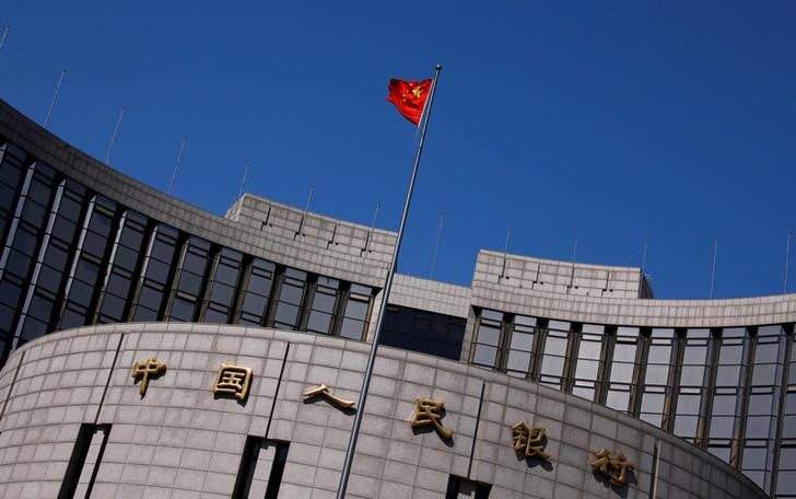 © Reuters. FOTO DE ARCHIVO: Una bandera nacional china en la sede del Banco Central chino en Pekín