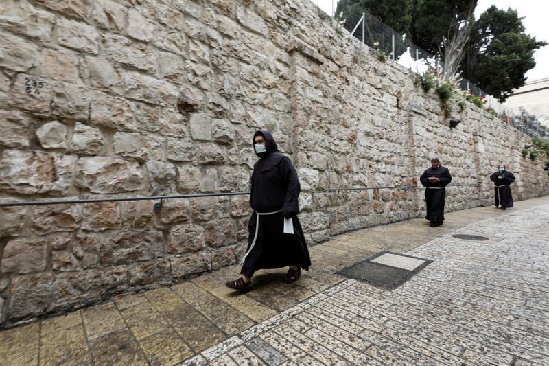 &copy; Reuters. Frei de máscara na Via Dolorosa, em Jerusalém